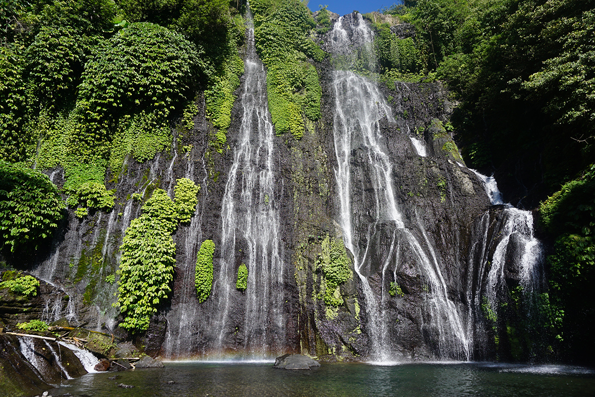 Landsekap air terjun Banyumala. Pada saat saat tertentu pelangi akan muncul di dasar air terjun menambah keindahan.